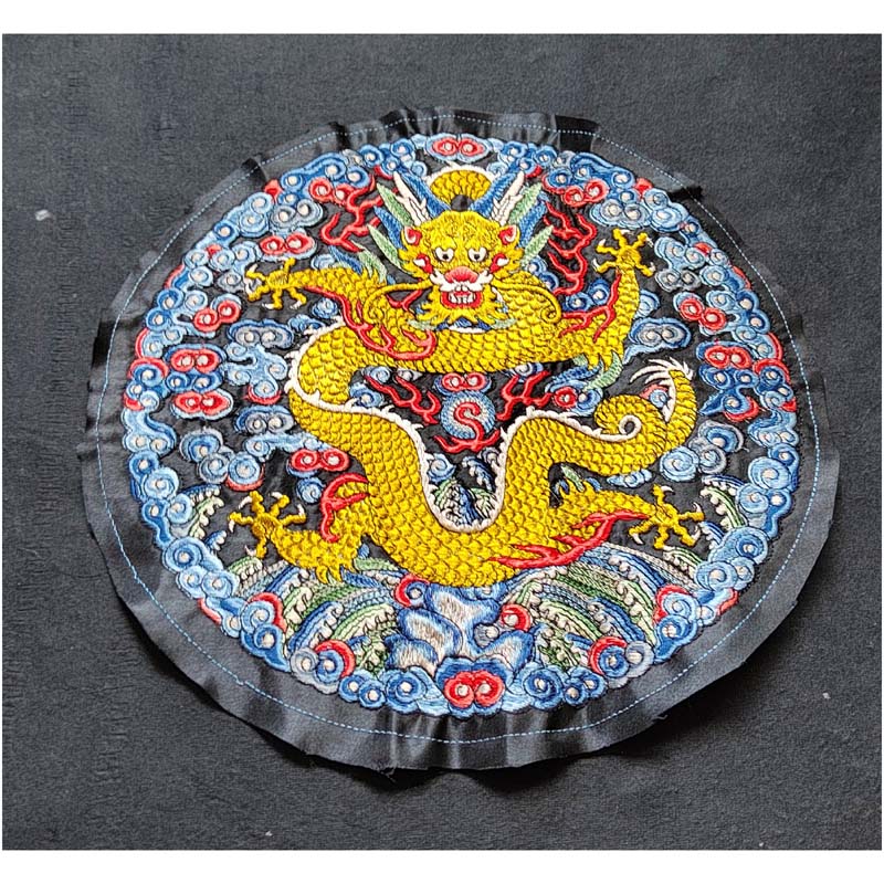 清朝皇帝龙袍布贴龙图腾刺绣
