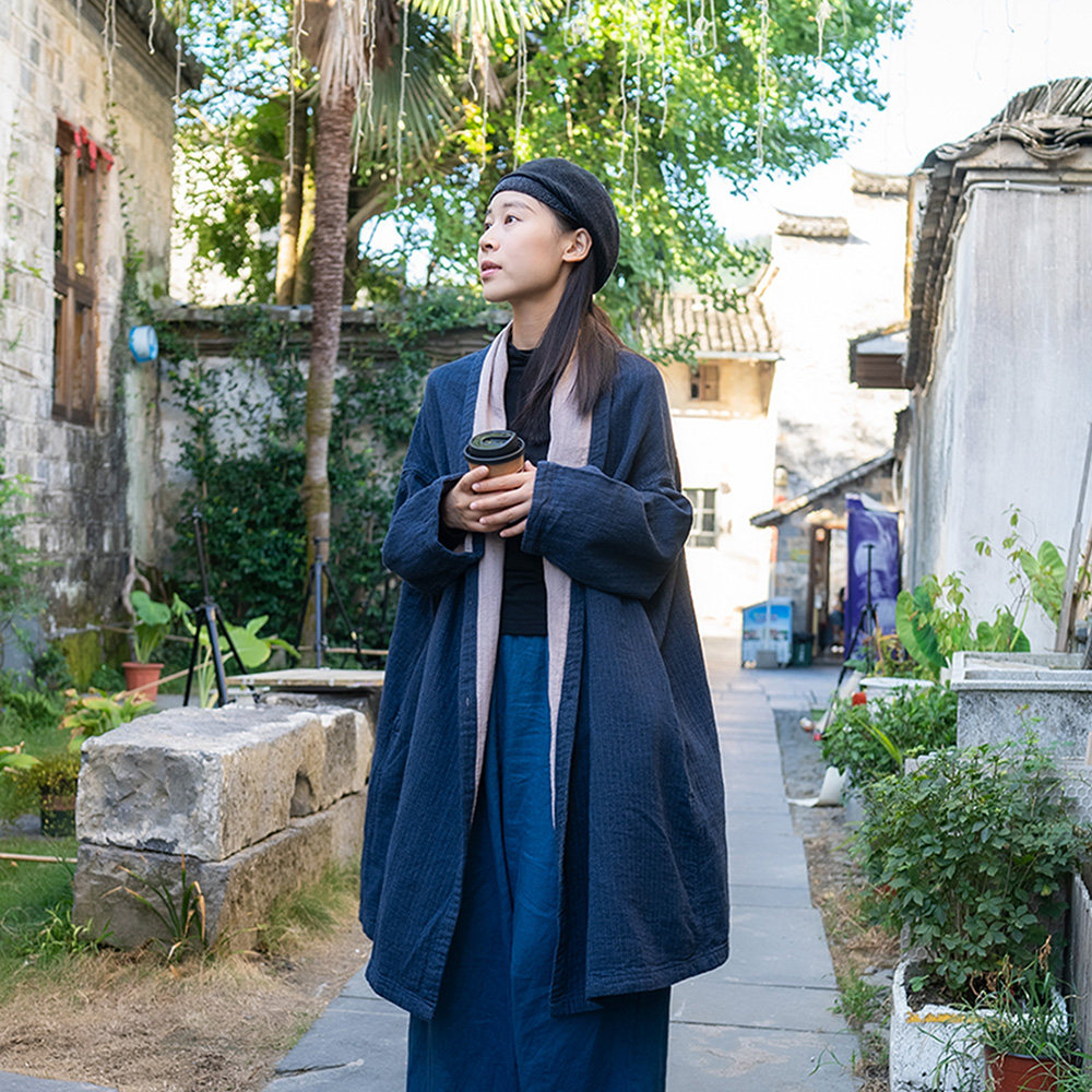 三两岛 22年双层色织棉麻长款女风衣春秋气质围巾领宽松披肩外套