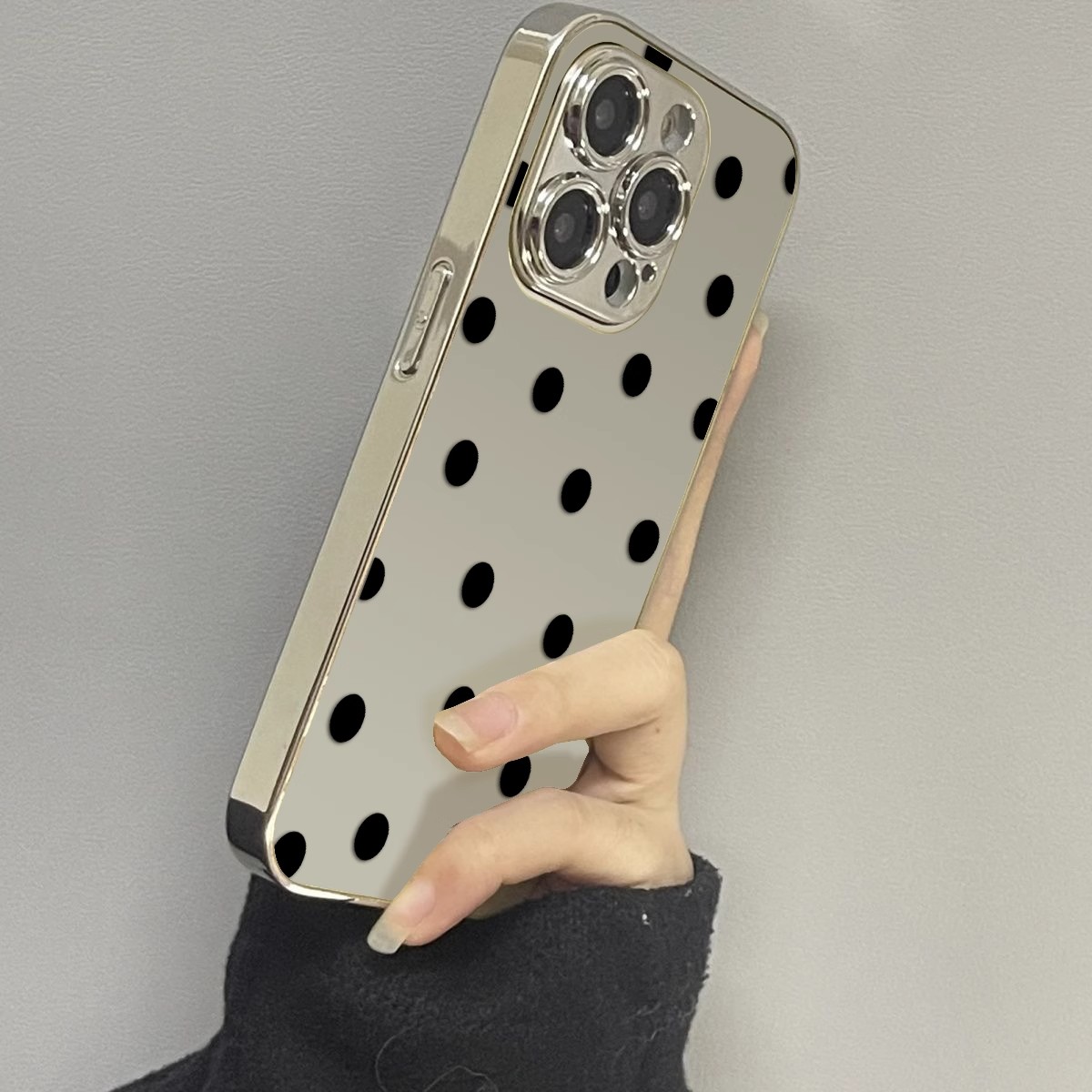 黑色波点适用苹果16promax手机壳