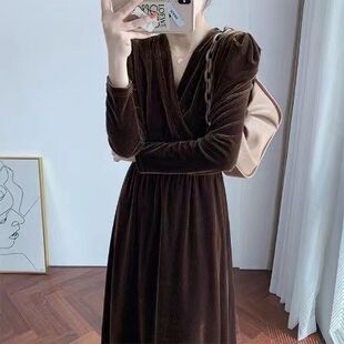 轻奢冷淡风高级感法式赫本风长裙2026新款秋冬金丝绒时尚连衣裙女