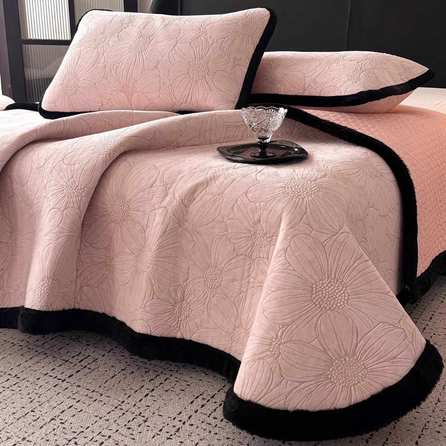 冬季珊瑚绒牛奶绒床盖单件2025新款夹棉床护垫加绒加厚床单三件套