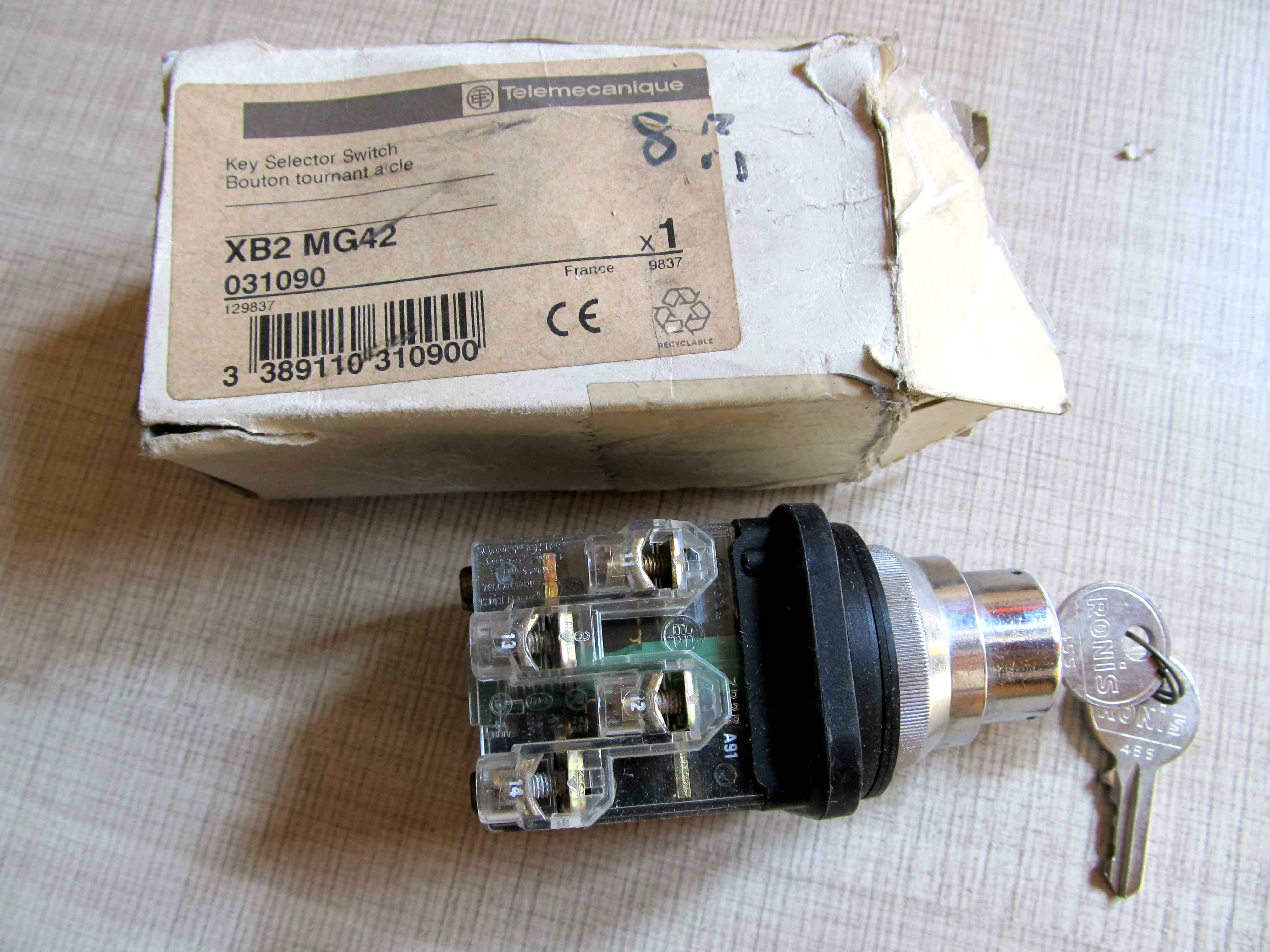 正品施耐德 031090 三位钥匙 选择开关 xb2mg42