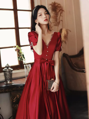 缎面敬酒服新娘新款酒红色结婚礼服小个子订婚连衣裙法式高级感女