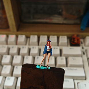 上色成品 1:64 长腿露肩戴帽 64比例人偶 微拍摆件沙盘场景摆件