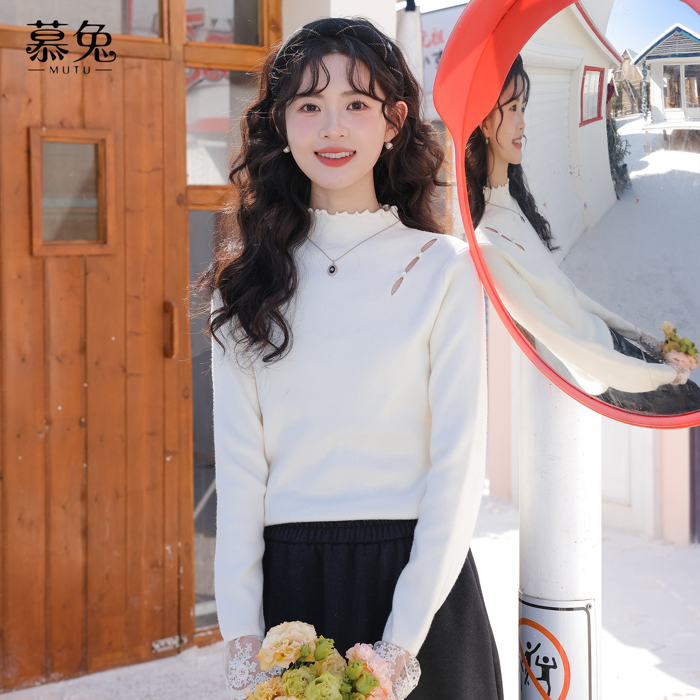 慕兔法式半高领镂空长袖打底衫