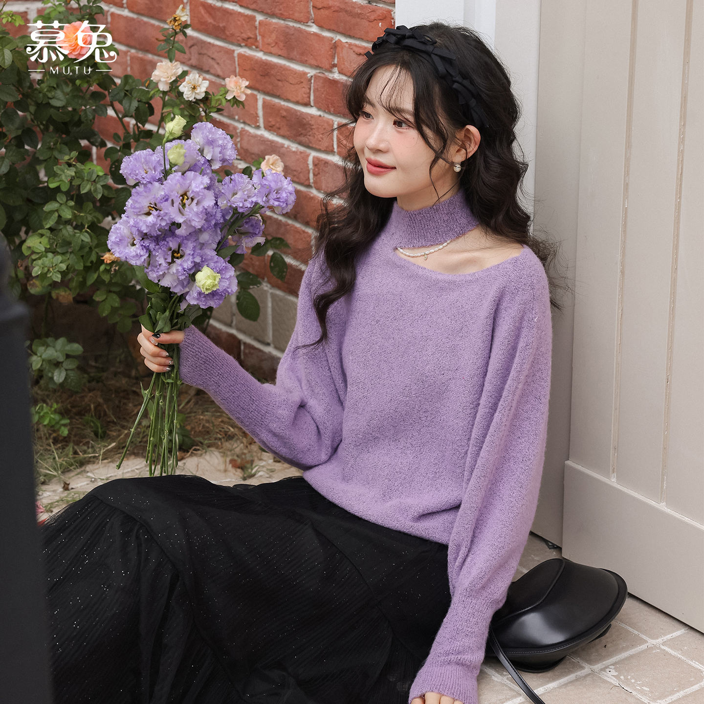 慕兔温柔风挂脖镂空毛衣