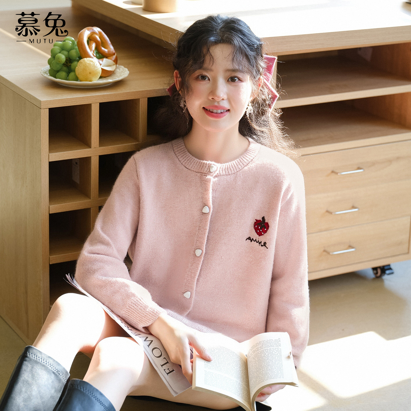 慕兔甜美草莓刺绣毛衣外套