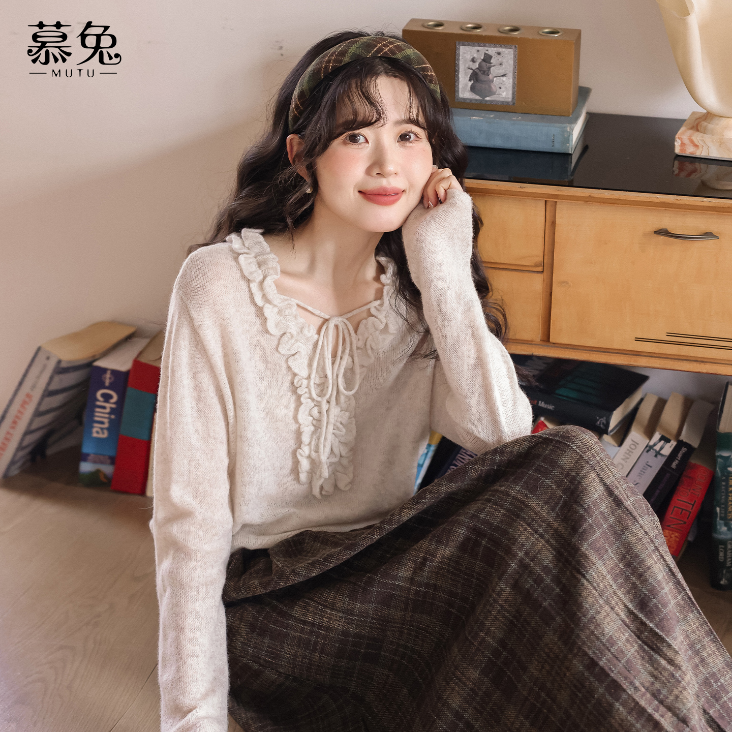 慕兔法式木耳边v领长袖针织衫