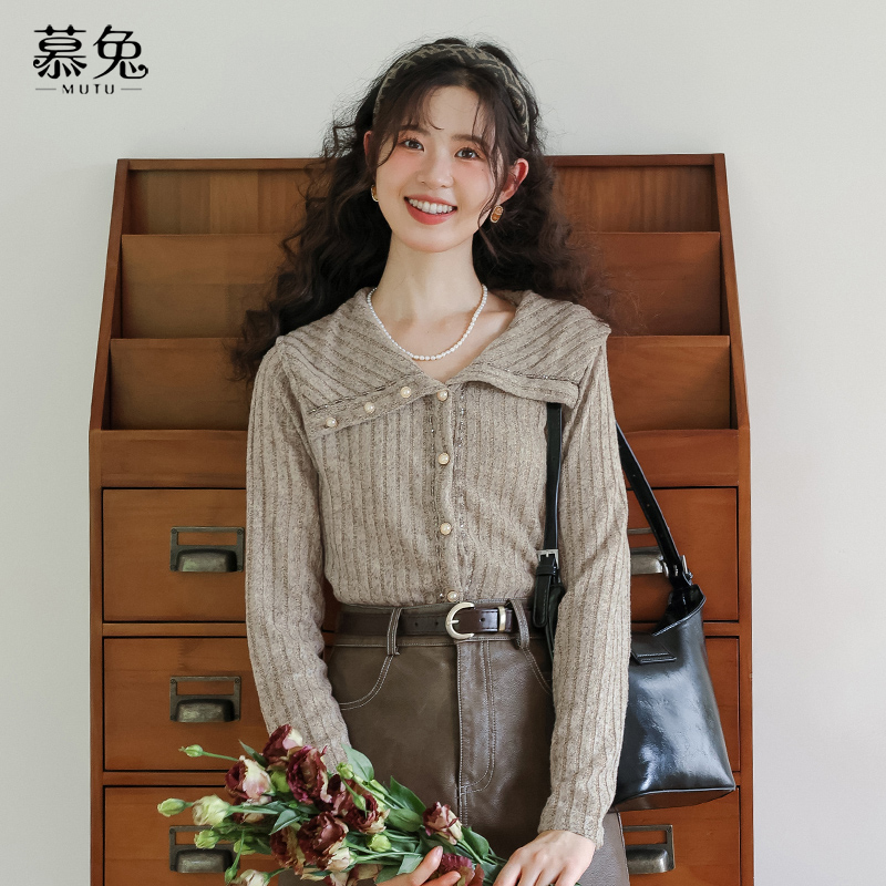 慕兔翻领收腰针织毛衣