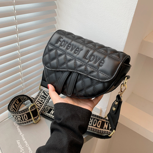 高级感小包包女2026新款时尚百搭单肩斜挎包宽肩带质感软皮马鞍包