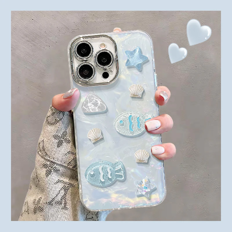 小鱼公仔贝壳纹适用苹果16手机壳iphone15/14plus新款不撞壳13PRO女ip12小众11PROMAX创意全包镜头膜