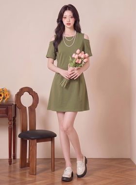 小清新绿色露肩休闲连衣裙女夏新款气质洋气时尚减龄高级感T恤裙
