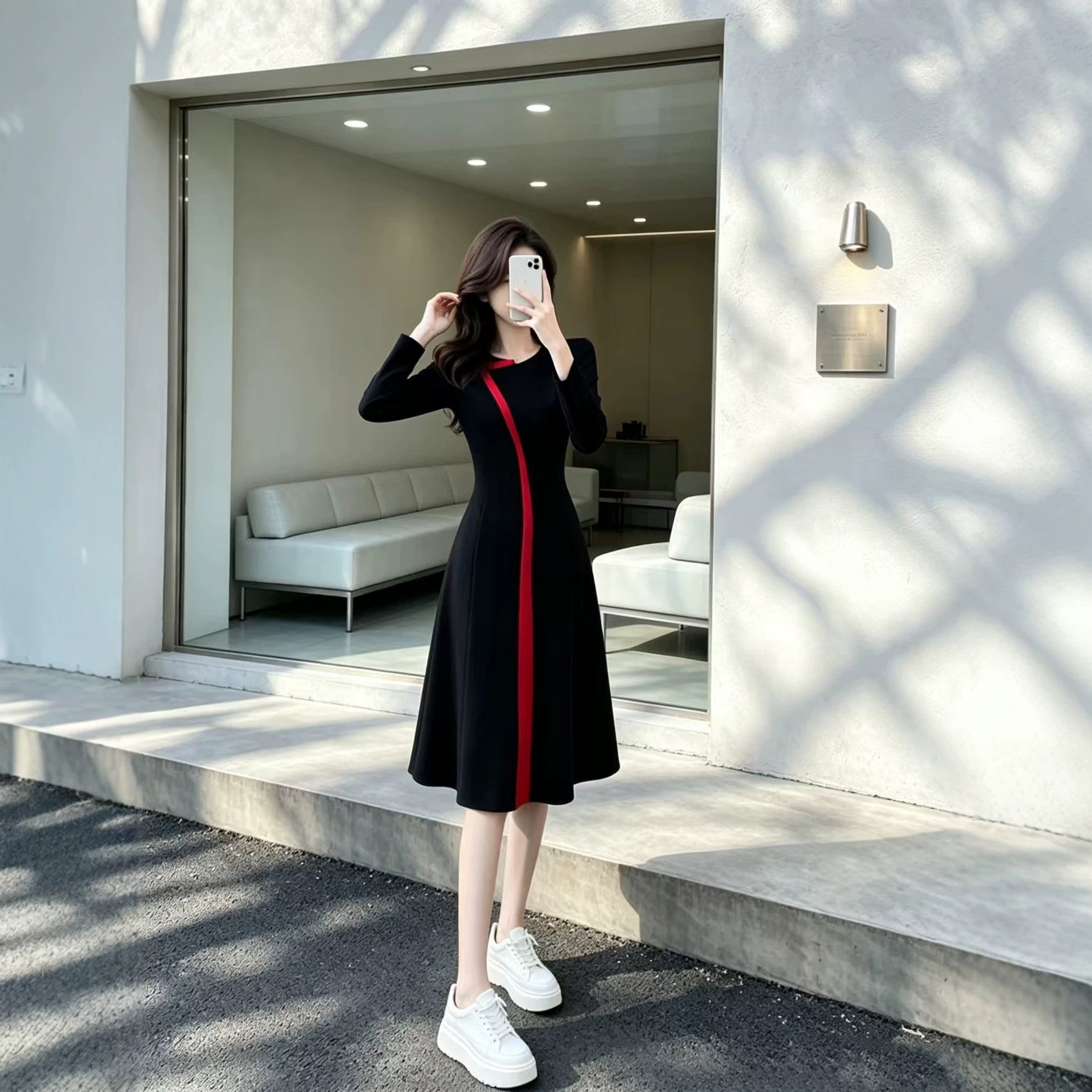 黑色休闲连衣裙女秋季2026年新款法式气质设计感小众A字卫衣裙子
