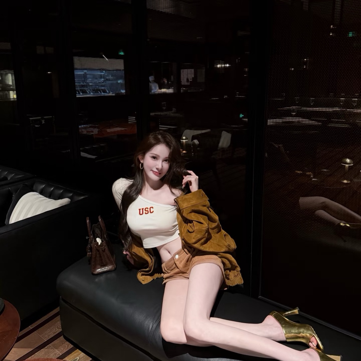 明星网红同款 花三三同款搭配 咖色秀款上衣字母内搭咖色短裤套装