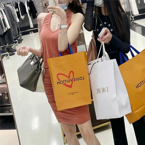 网红女神显白橘粉色露肩连衣裙