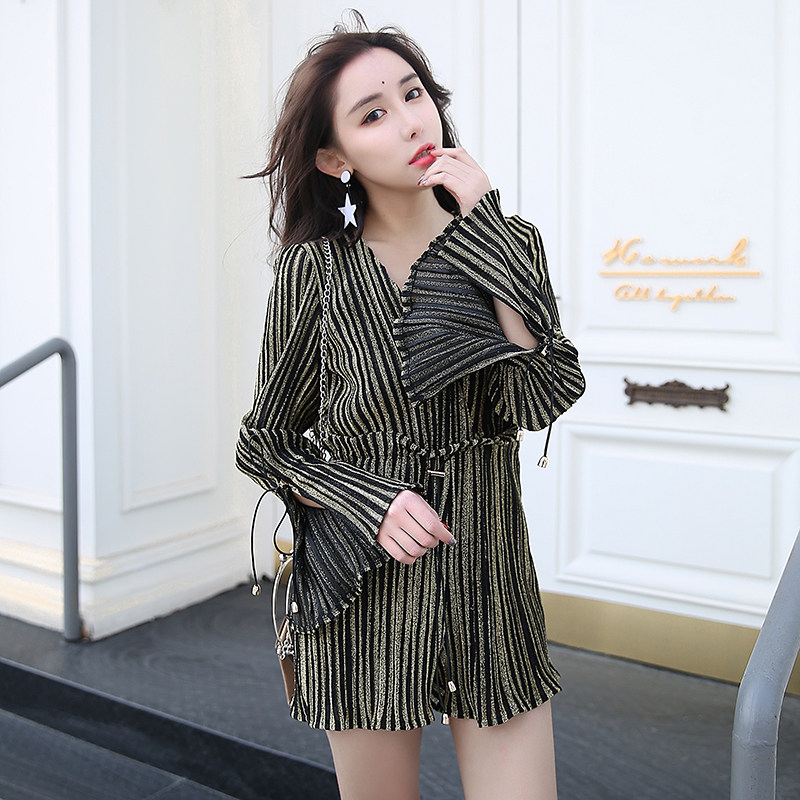 2020春夏新款 性感深V领露背 喇叭袖 bling bling 的百褶连体裤