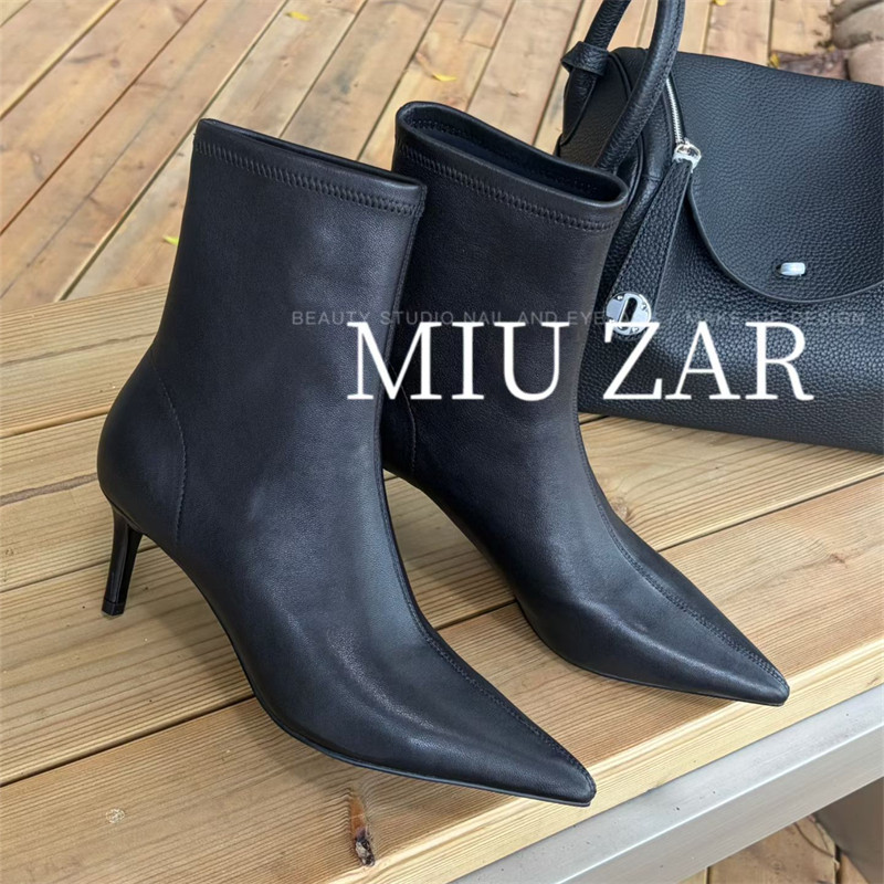 妙莎MIUZAR女鞋2026秋季新款高跟尖头时装靴短筒净版弹力羊皮短靴