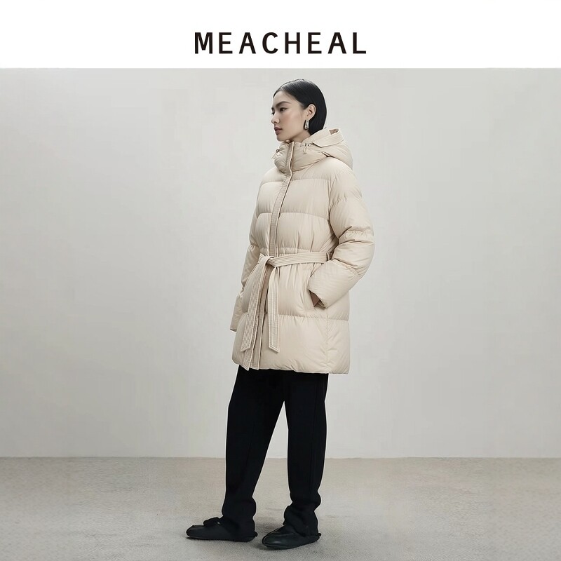MEACHEAL2025冬季新款中长款收腰90鹅绒服米白亮面连帽羽绒服