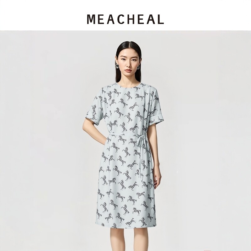 MEACHEAL米茜尔2026夏季新款蓝底黑马印花显瘦收腰桑蚕丝连衣裙图片