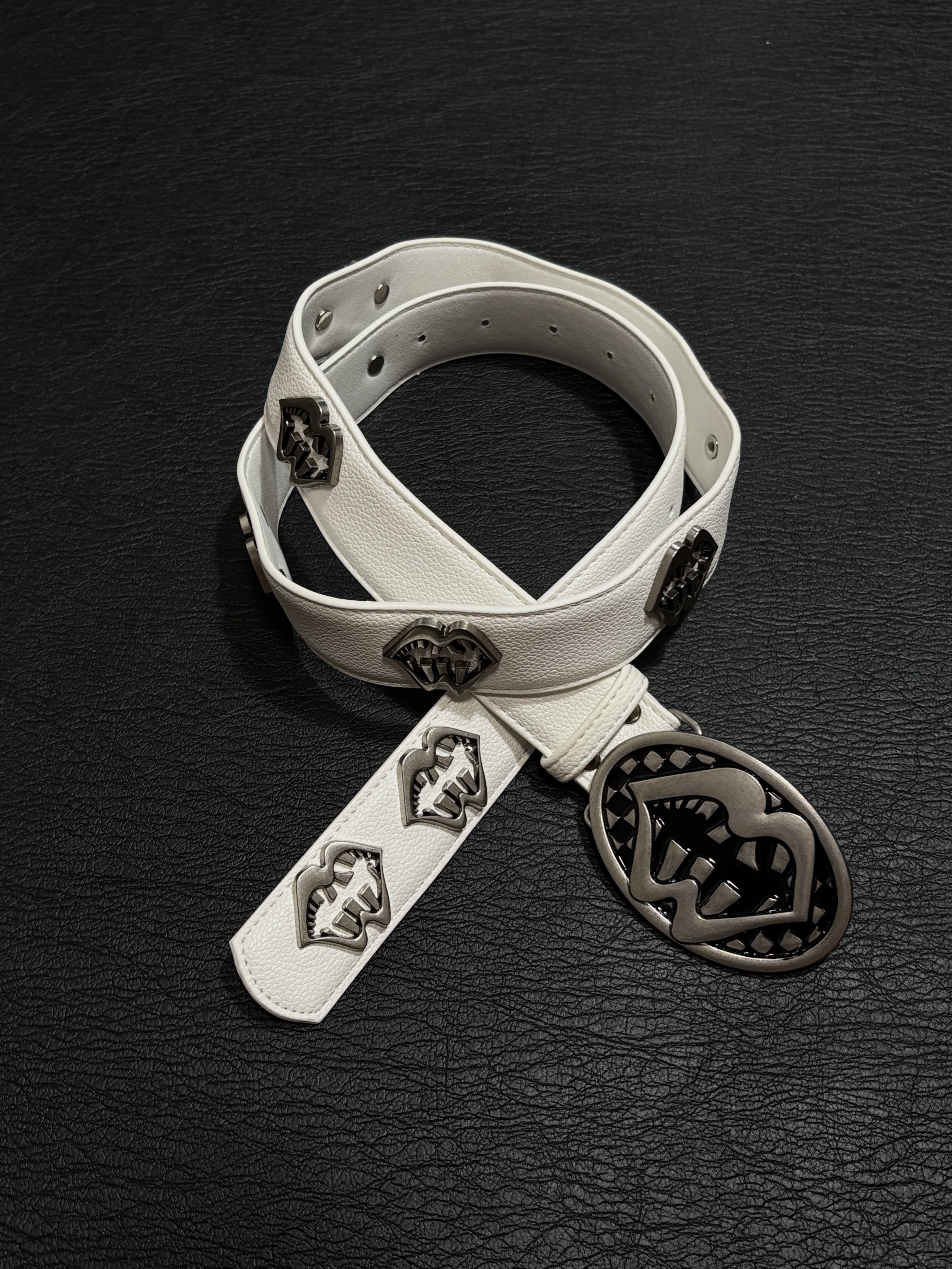 小心袖口 Vintage中古铆钉嘴唇朋克白色满印皮带金属重工扣头腰带,服饰配件/皮带/帽子/围巾,腰带/皮带/腰链,淘宝优惠券,粉丝福利购,淘宝优惠卷