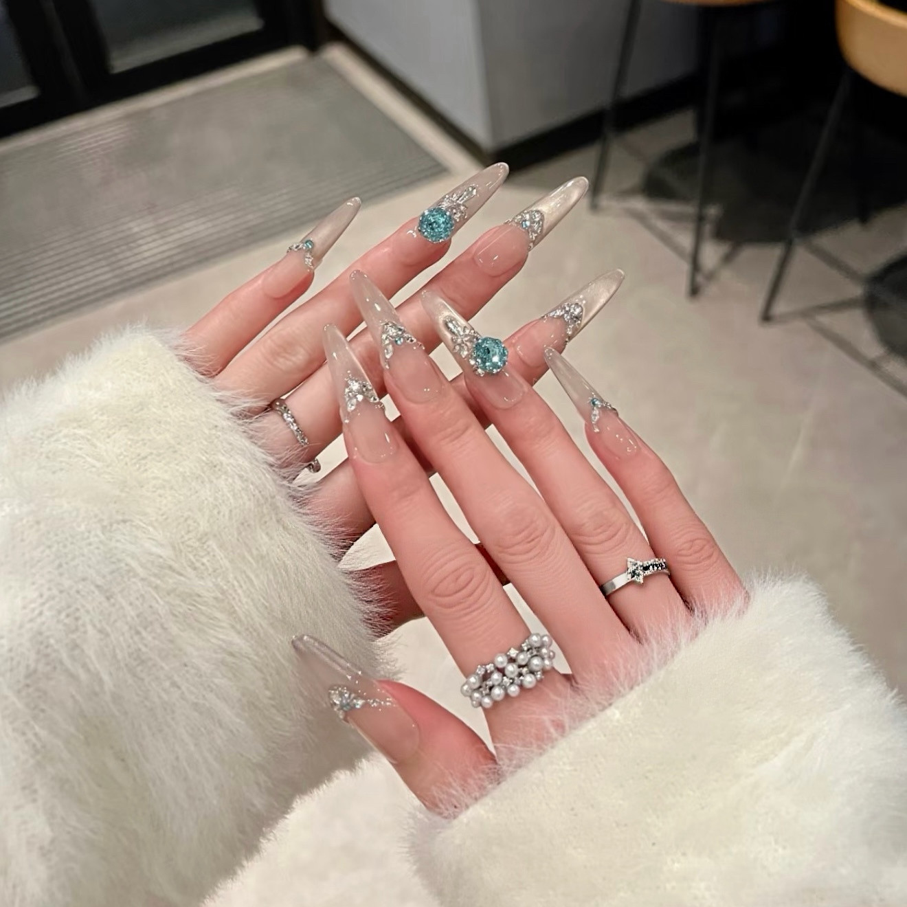 【糖霜蓝】手工穿戴甲清冷感爆闪裸杏色水光猫眼显白温柔感美甲贴