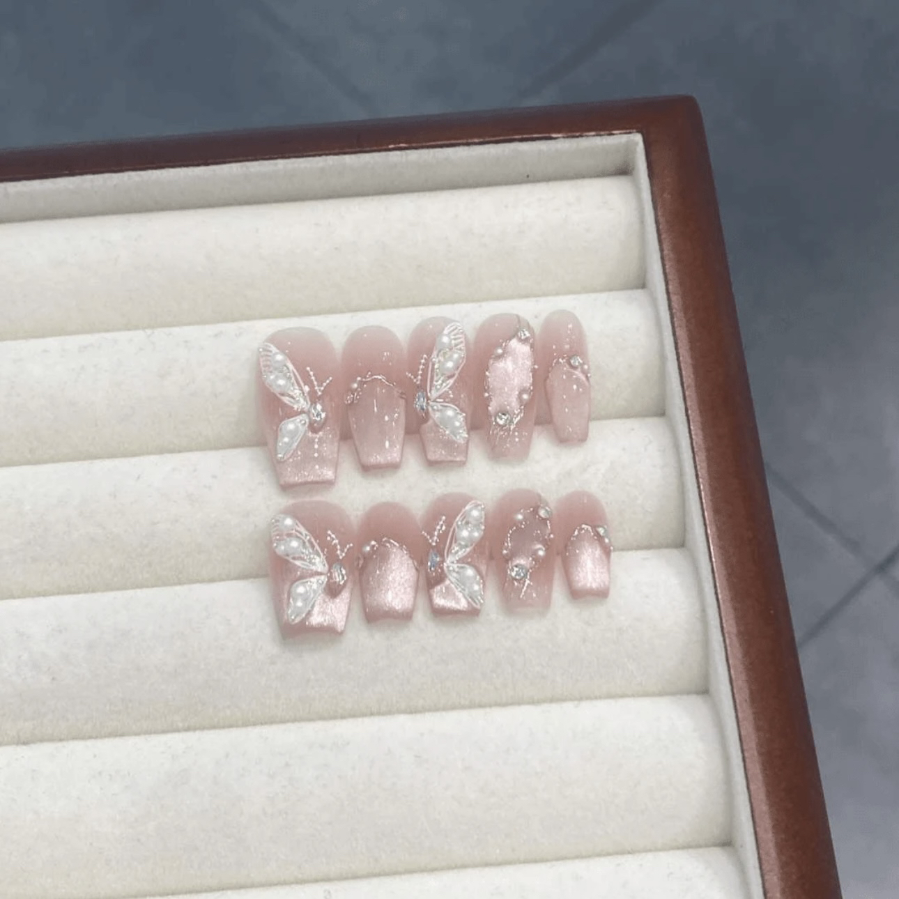 夏季新款腮红猫眼手绘珍珠蝴蝶魔镜粉高级纯手工穿戴甲可拆卸美甲