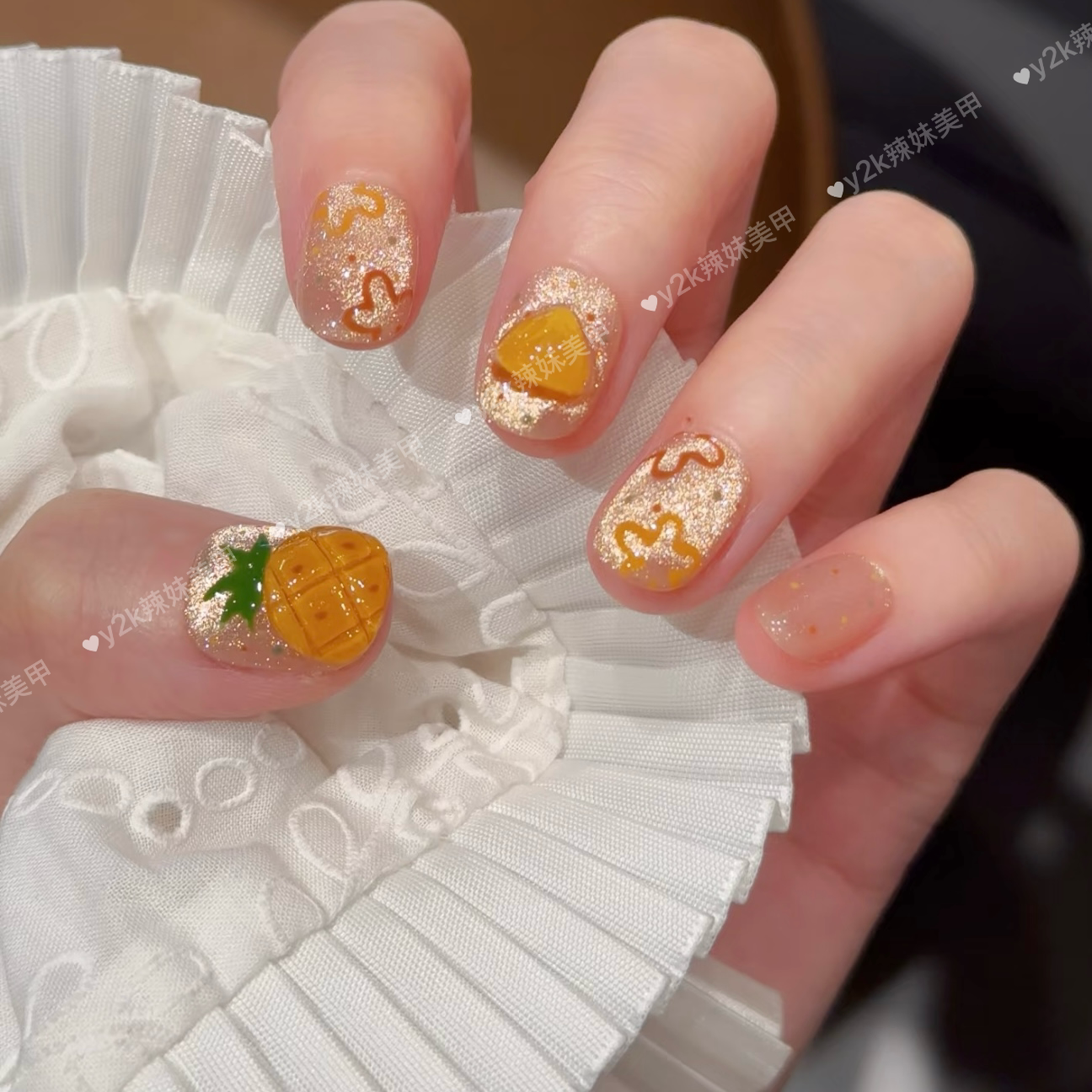 香水菠萝手工穿戴甲黄色猫眼夏日短款可爱小花波点显白ins风美甲