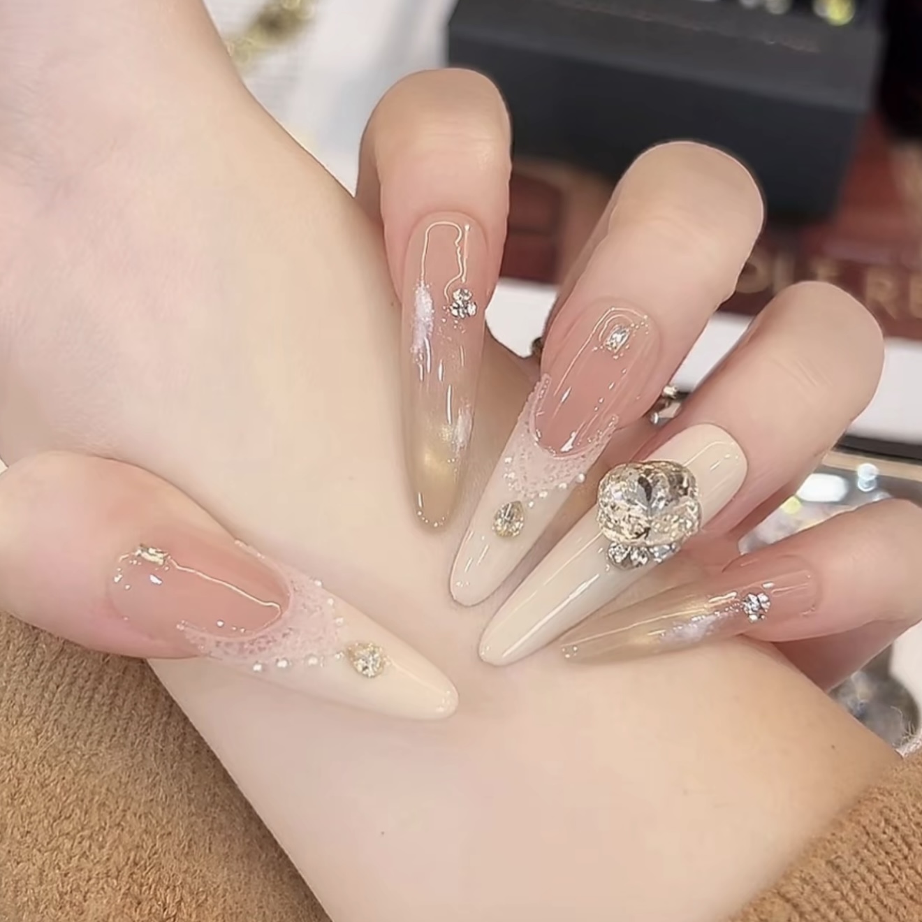 【御姐】纯手工穿戴甲纯欲气质指尖奶白法式蕾丝满钻秋冬长款美甲