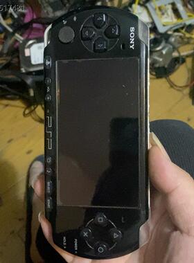 psp3001，破解正常使用，按键都好，屏幕有贴膜，背后螺丝