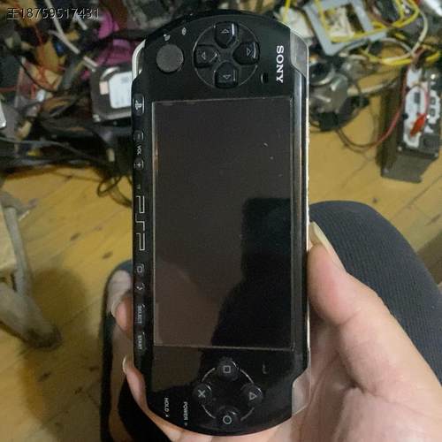 psp3001，破解正常使用，按键都好，屏幕有贴膜，背后螺丝