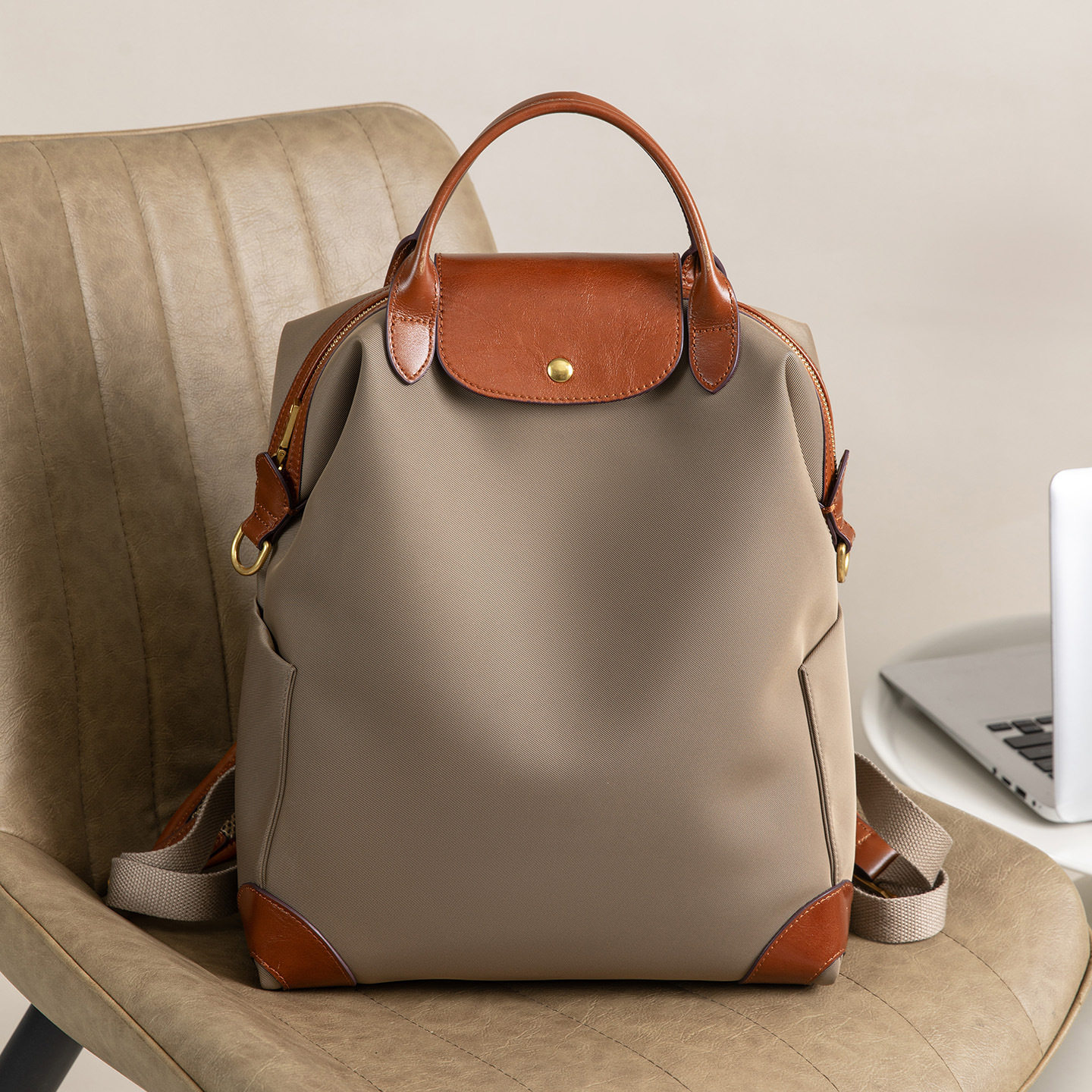 高级感双肩包女日常百搭通勤电脑轻便大容量尼龙背包2026春季新款