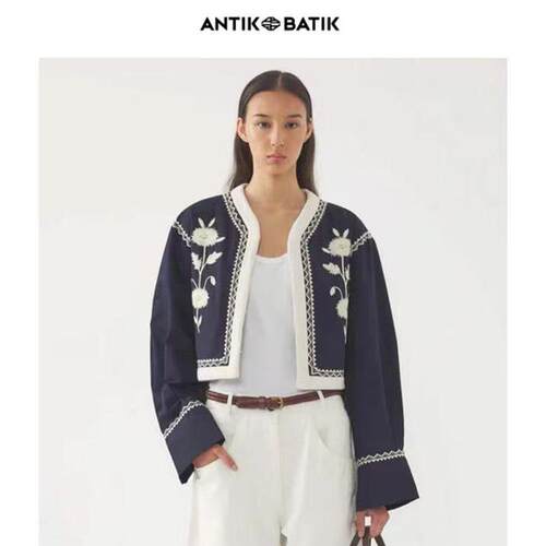 Antik batik 25早春新款简约V领百搭刺绣翻领外套女