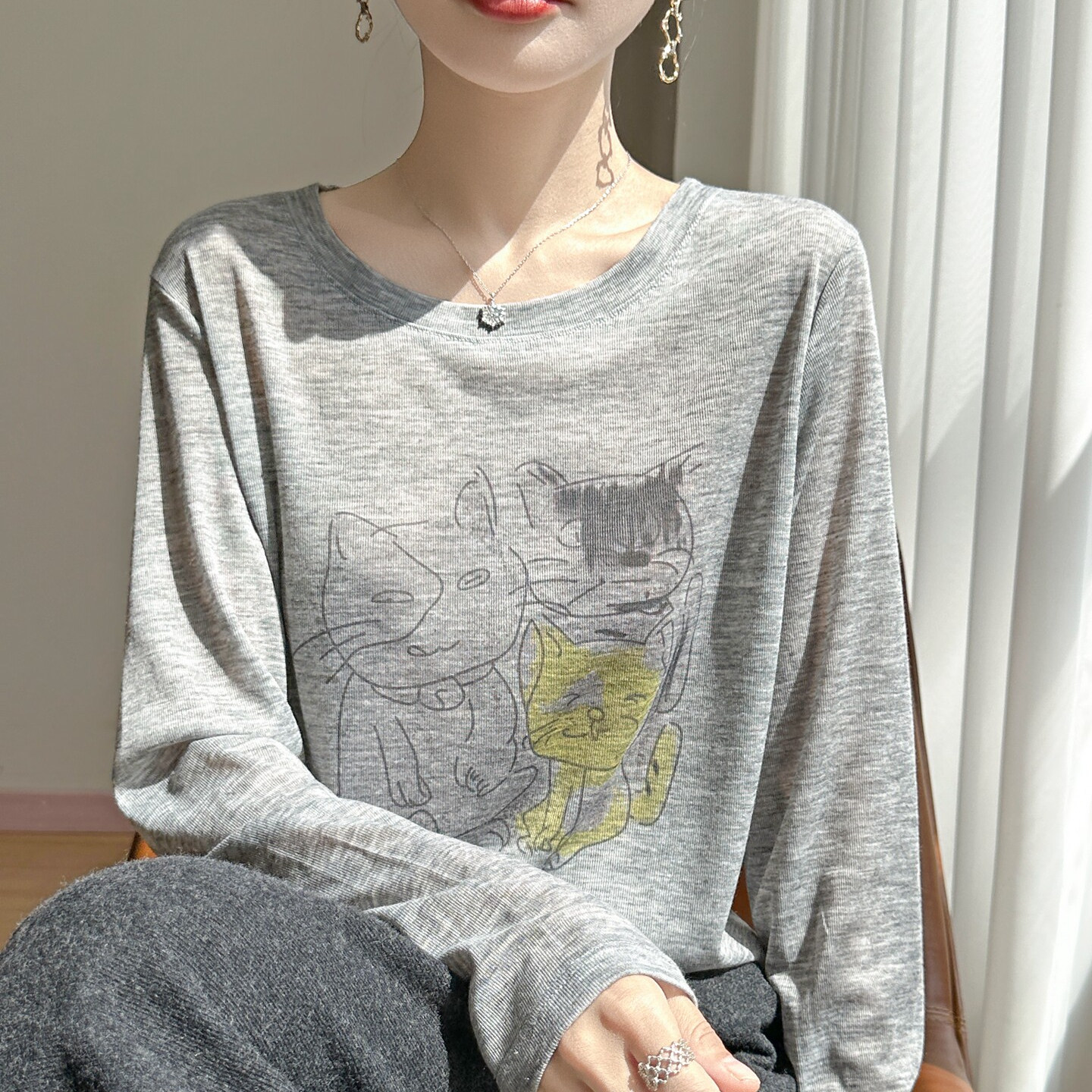 小众别致卡通猫咪印花长袖圆领T恤女秋季宽松薄款针织衫显瘦上衣