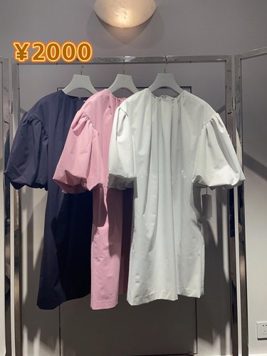 3D泡泡灯笼袖宽松连衣裙