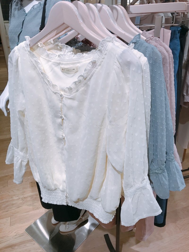 M+19春夏 釋放妳的柔美 植絨波點 木耳邊飾領收口喇叭袖襯衫上衣在類目 女裝/女士精品, 襯衫中 - 來自Buy2taobao.com提供專業的淘寶代購服務