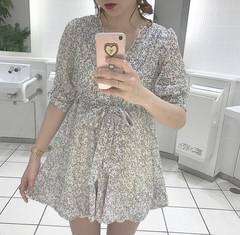 肤白貌美褶边饰V领短款连衣裙