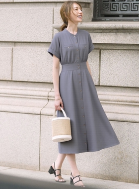代1600+组Q家 优雅之姿 摩登通勤 轻盈/干爽 浮雕金扣收腰连衣裙