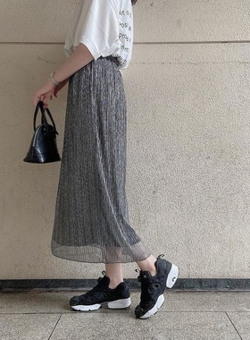 钻贵断货！JS+22ss 上身体验感棒JI了！金属光泽感高弹压褶半身裙