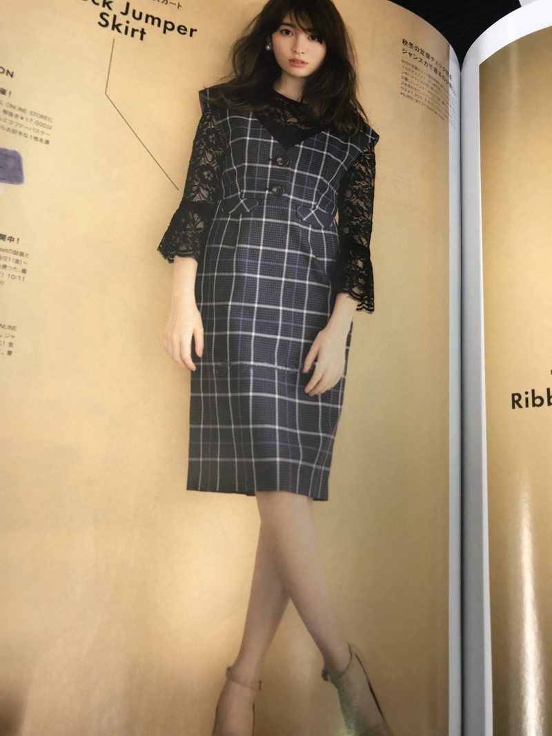 V领背心收腰连衣裙别致格纹