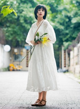 空山繁花~MO家爆款 高贵优雅精美剪花JIN口料V领灯笼袖遮肉连衣裙