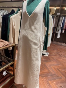 叠搭刚需单品 1.4W 简约之美 22早春 V领灯芯绒中长背心裙 N@n0