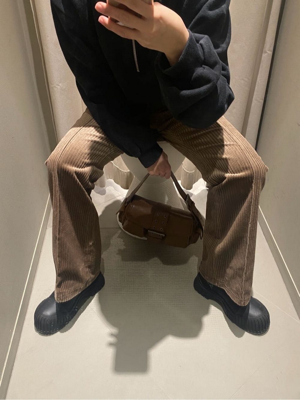 穿出长腿与气质灯芯绒喇叭裤