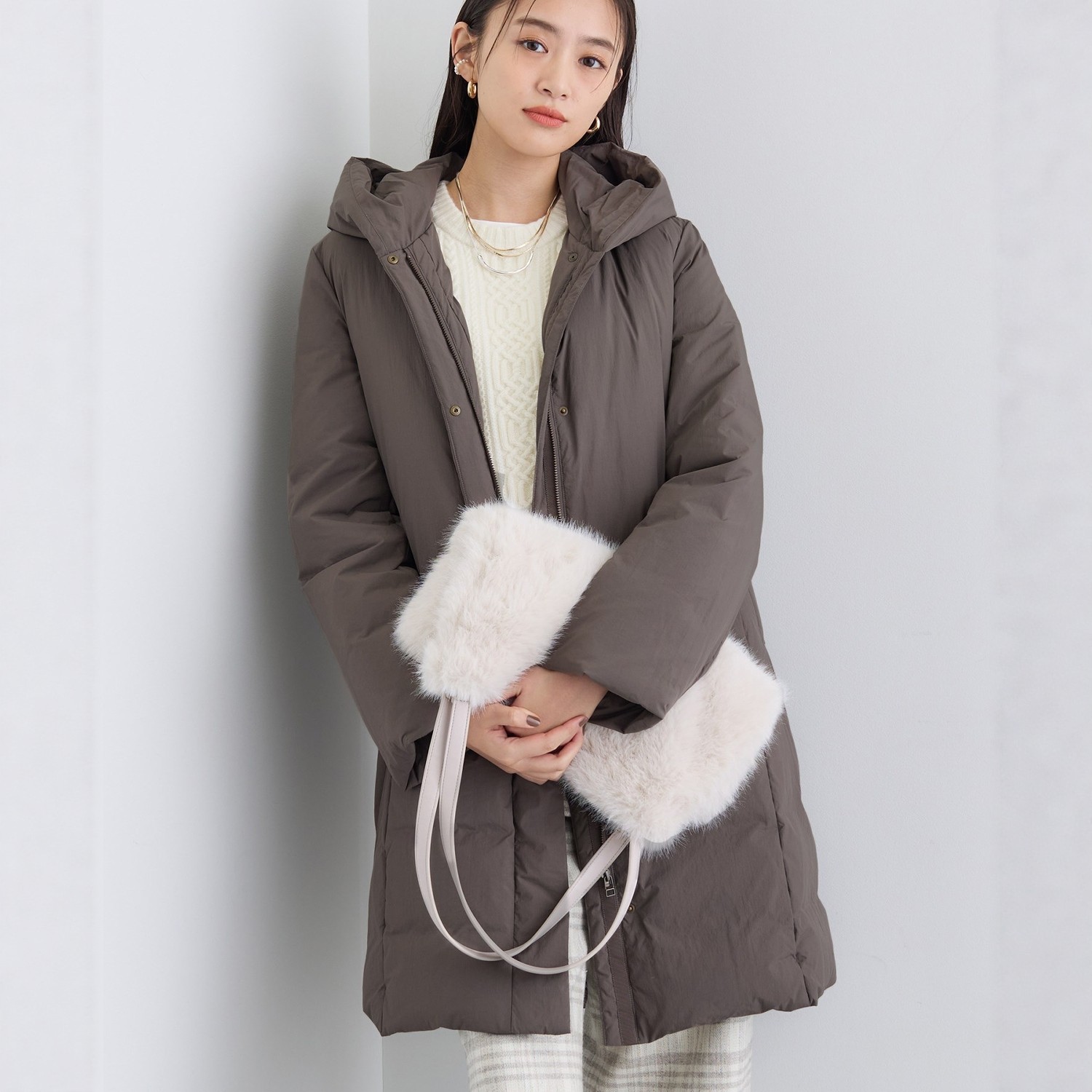 代1600+稀罕高端 高奢通勤 轻柔防水白鸭绒中长款连帽保暖羽绒服