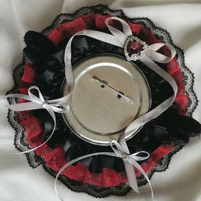 黑红蕾丝毛绒翅膀吧唧托手作成品