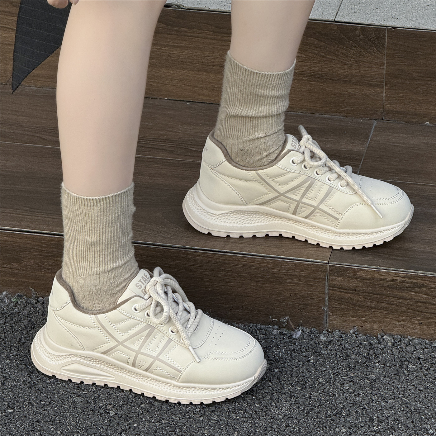 恋典真皮加绒小白鞋女2025冬新款轻便舒适不累脚显脚小厚底阿甘鞋