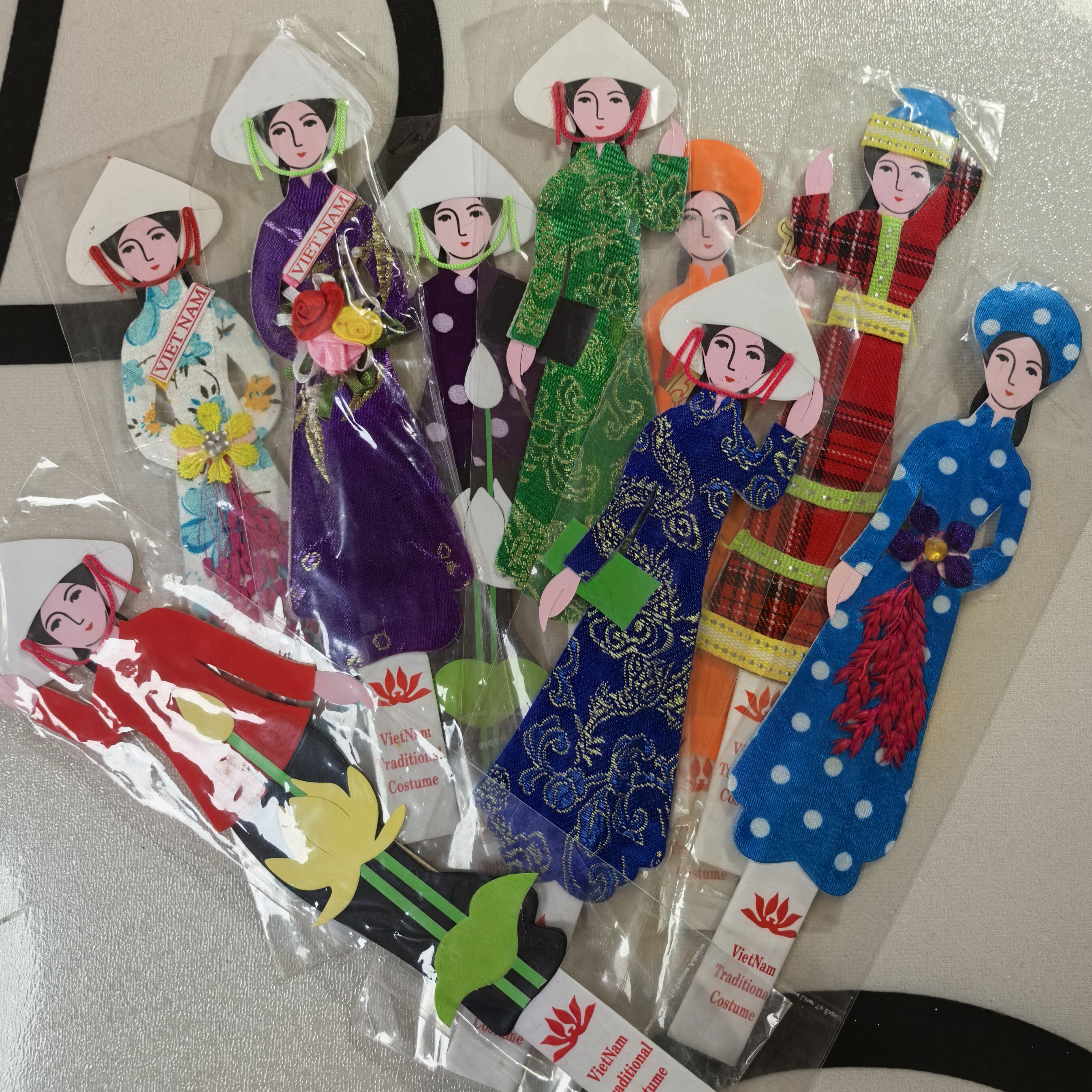 越南当地购买带回奥黛美女民俗服装手工书签越南制