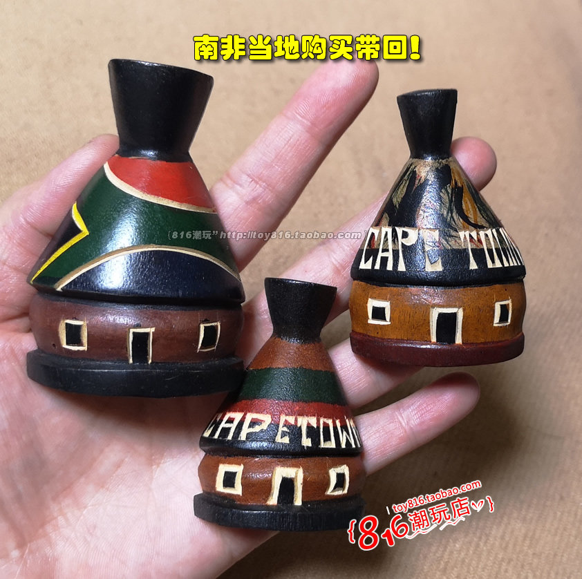현지 남아프리카인들이 케이프타운의 독특한 손으로 조각한 남아프리카 초가집 나무 냉장고 자석을 다시 가져왔습니다