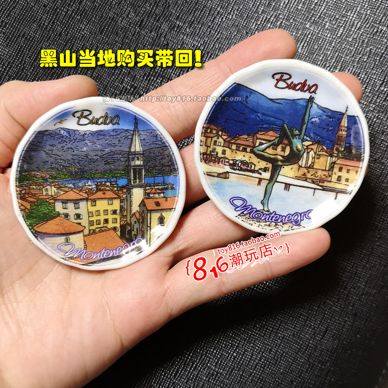 몬테네그로 지역 주민들이 고대 도시 부드바의 아름다운 전망이 담긴 세라믹 접시 냉장고 자석을 가져왔습니다
