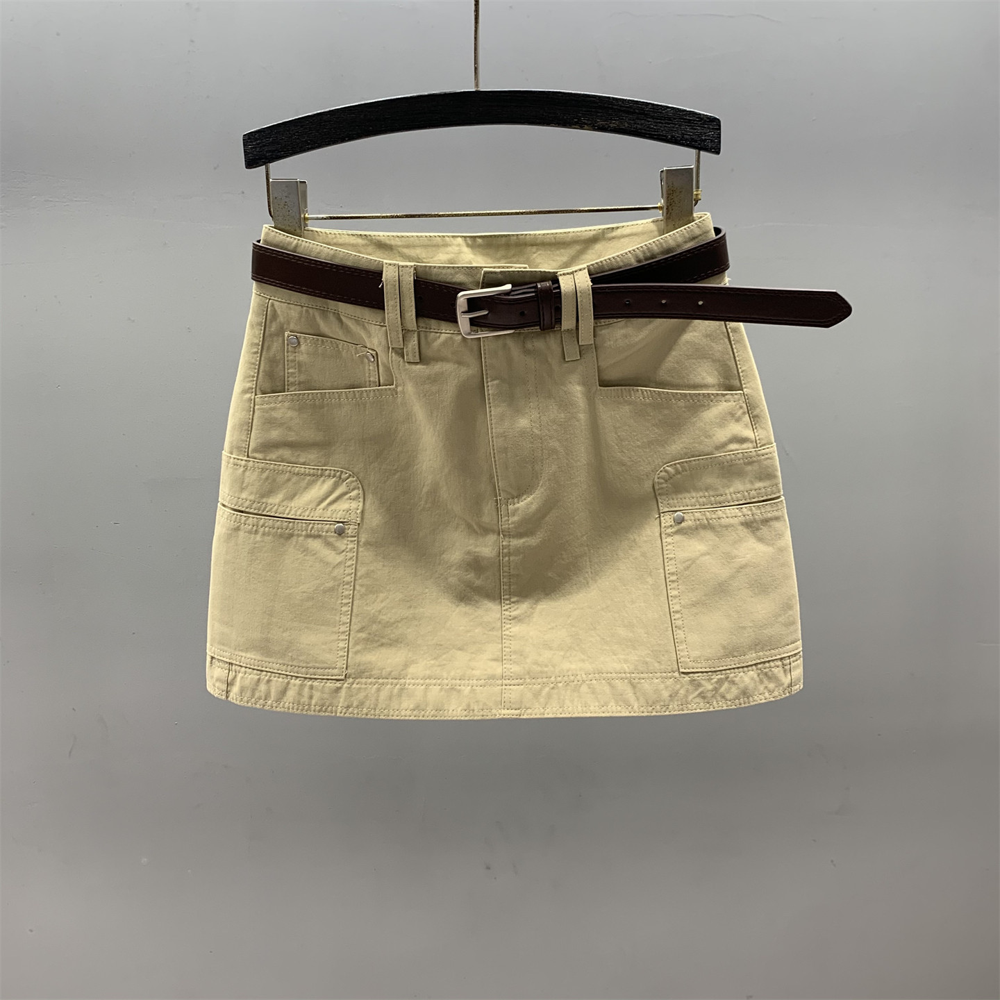 卡其色工装牛仔半身裙女2026春夏新款高腰显瘦防走光A字包臀短裙