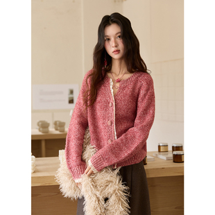 谜秀树莓粉针织开衫女秋冬款女装花边V领毛衣短款粗线外套MXE51Z2548